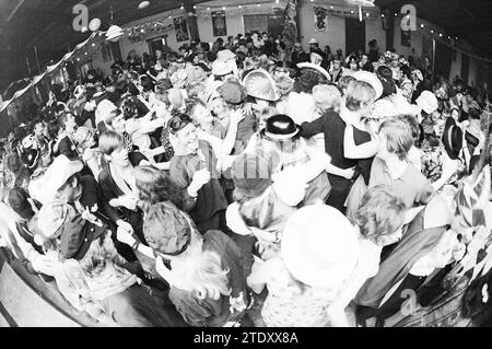 Carnaval à Noordwijkerhout, Carnaval, 22-02-1971, Whizgle nouvelles du passé, adaptées à l'avenir. Explorez les récits historiques, l'image de l'agence néerlandaise avec une perspective moderne, comblant le fossé entre les événements d'hier et les perspectives de demain. Un voyage intemporel façonnant les histoires qui façonnent notre avenir. Banque D'Images