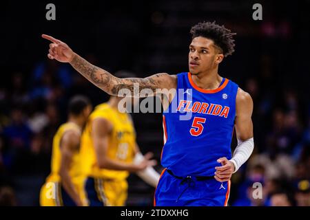 Charlotte, Caroline du Nord, États-Unis. 19 décembre 2023. Les Gators de Floride gardent Will Richard (5 ans) lors de la seconde mi-temps contre les Wolverines du Michigan lors du Jumpman Invitational 2023 au Spectrum Center à Charlotte, en Caroline du Nord. (Scott Kinser/CSM). Crédit : csm/Alamy Live News Banque D'Images