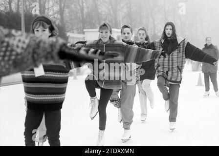 Patinage artistique, leçon de patinoire, Haarlem, pays-Bas, 13-01-1995, Whizgle nouvelles du passé, adaptées à l'avenir. Explorez les récits historiques, l'image de l'agence néerlandaise avec une perspective moderne, comblant le fossé entre les événements d'hier et les perspectives de demain. Un voyage intemporel façonnant les histoires qui façonnent notre avenir. Banque D'Images