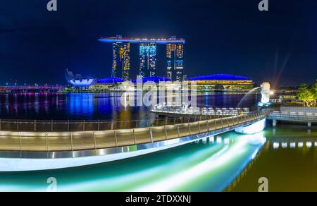 Une vue panoramique nocturne de Singapour, y compris Marina Bay. Banque D'Images