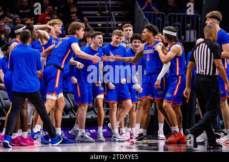 Charlotte, Caroline du Nord, États-Unis. 19 décembre 2023. Les Gators de Floride célèbrent avec le garde Will Richard (5) après avoir marqué contre les Wolverines du Michigan lors du Jumpman Invitational 2023 au Spectrum Center à Charlotte, en Caroline du Nord. (Scott Kinser/CSM). Crédit : csm/Alamy Live News Banque D'Images