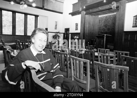 Intérieur de l'église de la CNLC, Liberal Religious Center, avec femme (prédicateur?), Bloemendaal, Potgieterweg, 24-10-1988, Whizgle nouvelles du passé, adaptées à l'avenir. Explorez les récits historiques, l'image de l'agence néerlandaise avec une perspective moderne, comblant le fossé entre les événements d'hier et les perspectives de demain. Un voyage intemporel façonnant les histoires qui façonnent notre avenir. Banque D'Images