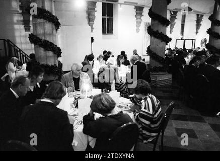 Dîner dans le Vleeshal, livre et art, Haarlem, pays-Bas, 09-10-1992, Whizgle nouvelles du passé, adaptées à l'avenir. Explorez les récits historiques, l'image de l'agence néerlandaise avec une perspective moderne, comblant le fossé entre les événements d'hier et les perspectives de demain. Un voyage intemporel façonnant les histoires qui façonnent notre avenir. Banque D'Images