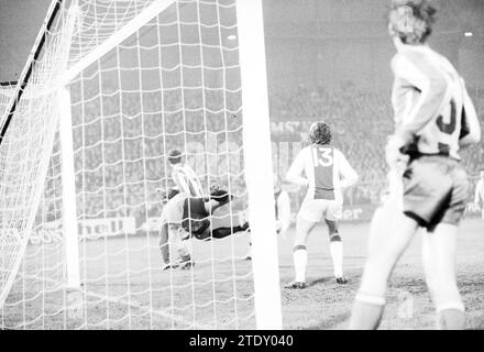 Ajax - Hertha BSC (Allemagne) 4 - 1, 05-11-1975, Whizgle nouvelles du passé, adaptées à l'avenir. Explorez les récits historiques, l'image de l'agence néerlandaise avec une perspective moderne, comblant le fossé entre les événements d'hier et les perspectives de demain. Un voyage intemporel façonnant les histoires qui façonnent notre avenir. Banque D'Images