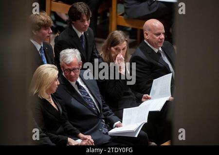 Washington, DC, États-Unis, 19 décembre 2023. La famille de Sandra Day O'Connor, juge adjointe à la retraite de la Cour suprême, assiste à ses funérailles à la cathédrale nationale de Washington, DC, le mardi 19 décembre 2023. La juge O'Connor, originaire de l'Arizona, nommée par le président américain Ronald Reagan, est devenue la première femme à siéger à la plus haute cour du nationâs, siégeant de 1981 à 2006, et est décédée le 1 décembre 2023 à l'âge de 93 ans. Crédit : Rod Lamkey / CNP Banque D'Images