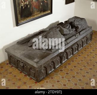 Tombe d'Arnold van der Sluis ou Heusden, Chevalier (c. 1245-1296), Anonyme, c. 1296 - c. 1325 la tombe a une plaque de couverture, sur laquelle entre deux fières le défunt avec les yeux ouverts et avec les mains en position de prière, allongé avec la tête sur un oreiller sous un canopine est affiché. Il porte le Maliënkolder et la jupe d'arme, de l'épaule droite accroche le bandelier, sur lequel le bouclier, qui recouvre presque complètement l'épée. Autour des moyens, il porte une large ceinture, une bande autour de la tête. Sur le bouclier l'arme de genre, aussi les armoiries de ville de Heusden. Sur chacun des deux côtés longs du Banque D'Images