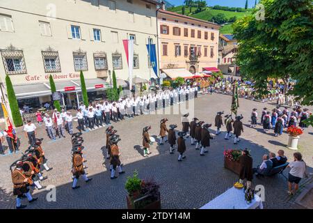 Tramin an der Weinstraße (Termeno sulla Strada del Vino) : Schützenkompanie (compagnie de fusils) Tramin à Corpus Christi procession sur la place principale du Sud Banque D'Images