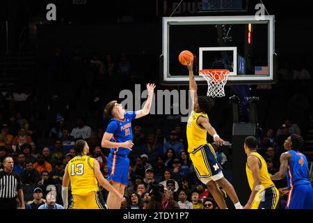 Charlotte, Caroline du Nord, États-Unis. 19 décembre 2023. L'attaquant des Michigan Wolverines TARRIS REED JR. (32) bloque l'attaquant des Gators de Floride ALEX CONDONÃs (21) tiré lors de la Jumpman Invitational (image de crédit : © Maxwell Vittorio/ZUMA Press Wire) À USAGE ÉDITORIAL SEULEMENT! Non destiné à UN USAGE commercial ! Banque D'Images