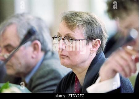 Chefs des membres du conseil, 13-03-2002, Whizgle nouvelles du passé, adaptées à l'avenir. Explorez les récits historiques, l'image de l'agence néerlandaise avec une perspective moderne, comblant le fossé entre les événements d'hier et les perspectives de demain. Un voyage intemporel façonnant les histoires qui façonnent notre avenir. Banque D'Images