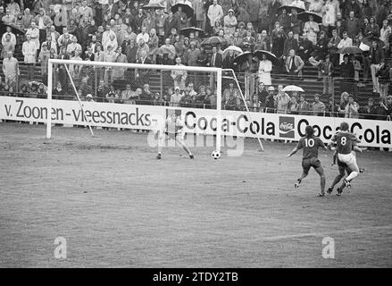 Football Telstar - «invités», 00-00-1973, Whizgle nouvelles du passé, adapté pour l'avenir. Explorez les récits historiques, l'image de l'agence néerlandaise avec une perspective moderne, comblant le fossé entre les événements d'hier et les perspectives de demain. Un voyage intemporel façonnant les histoires qui façonnent notre avenir. Banque D'Images