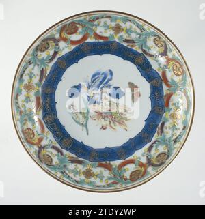 Soucoupe-plat avec fleurs, papillon et bordures ornementales, anonyme, c. 1740 - c. 1750 échelle de porcelaine avec mur rond, peinte en bleu glacé et sur la glaçure en bleu, rouge, rose, vert, jaune, noir et or. Sur le plat deux branches de fleurs (iris, anémone) sur lesquelles deux chenilles, à côté de lui un papillon volant ; autour de cela un pneu décoratif en bleu glacé sous-jacent avec de l'or ; le mur une bande avec un motif relié avec des vignes de feuilles ; le bord extérieur avec un servetwork de pneu. Performances européennes dans les couleurs des e-mails. Porcelaine de Chine. glaçage. cobalt (minéral). or (métal) peinture / dorure Banque D'Images