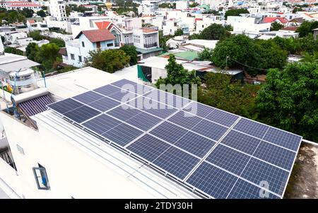 Panneaux solaires installés sur maison privée, vue drone. Banque D'Images