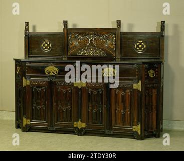 Buffet avec tiroirs et portes décorés de panneaux de lettres et autres décorations gothiques. Avec tranche monogramme DVS, Kunsthandel E.J. van Wisselingh, c. 1910 - c. 1918 buffet avec rébellion de Coromandelhout incrusté de noyer, ivoire et laiton, le travail aveugle de chêne, avec deux tiroirs au-dessus de quatre portes et deux tiroirs plus petits dans les styles d'angle. Décoré avec des panneaux de lettre et avec des motifs gothiques et autres motifs décoratifs. Dans la rébellion, la coupe monogramme DVS pour mr. TH.G. Dentz van Schaick. Bois d'Amsterdam (matière végétale). padouk (bois). acajou (bois). ivoire. cuir. laiton (alliage). blindwerk : o Banque D'Images