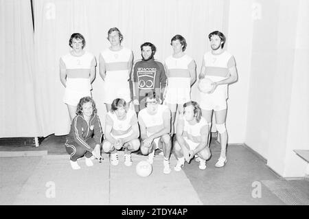 Équipe de volleyball VCIJ, IJmuiden, Volleyball, 12-05-1976, Whizgle nouvelles du passé, adaptées à l'avenir. Explorez les récits historiques, l'image de l'agence néerlandaise avec une perspective moderne, comblant le fossé entre les événements d'hier et les perspectives de demain. Un voyage intemporel façonnant les histoires qui façonnent notre avenir. Banque D'Images