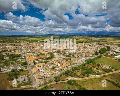 Vue aérienne de la ville de Petra et des champs et des environs ruraux un matin de printemps avec des nuages (Majorque, Îles Baléares, Espagne) Banque D'Images