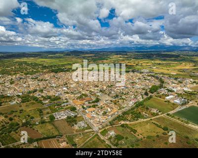 Vue aérienne de la ville de Petra et des champs et des environs ruraux un matin de printemps avec des nuages (Majorque, Îles Baléares, Espagne) Banque D'Images