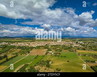 Vue aérienne de la ville de Petra et des champs et des environs ruraux un matin de printemps avec des nuages (Majorque, Îles Baléares, Espagne) Banque D'Images