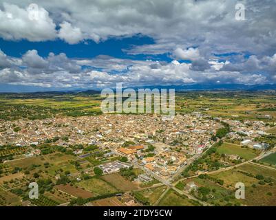 Vue aérienne de la ville de Petra et des champs et des environs ruraux un matin de printemps avec des nuages (Majorque, Îles Baléares, Espagne) Banque D'Images