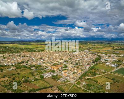 Vue aérienne de la ville de Petra et des champs et des environs ruraux un matin de printemps avec des nuages (Majorque, Îles Baléares, Espagne) Banque D'Images