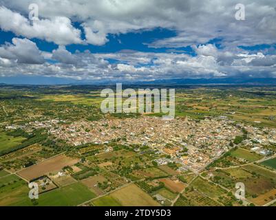 Vue aérienne de la ville de Petra et des champs et des environs ruraux un matin de printemps avec des nuages (Majorque, Îles Baléares, Espagne) Banque D'Images