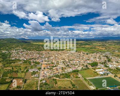 Vue aérienne de la ville de Petra et des champs et des environs ruraux un matin de printemps avec des nuages (Majorque, Îles Baléares, Espagne) Banque D'Images