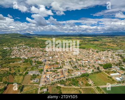 Vue aérienne de la ville de Petra et des champs et des environs ruraux un matin de printemps avec des nuages (Majorque, Îles Baléares, Espagne) Banque D'Images