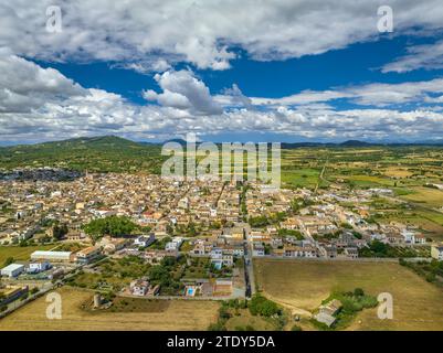 Vue aérienne de la ville de Petra et des champs et des environs ruraux un matin de printemps avec des nuages (Majorque, Îles Baléares, Espagne) Banque D'Images