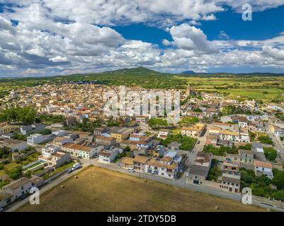 Vue aérienne de la ville de Petra et des champs et des environs ruraux un matin de printemps avec des nuages (Majorque, Îles Baléares, Espagne) Banque D'Images