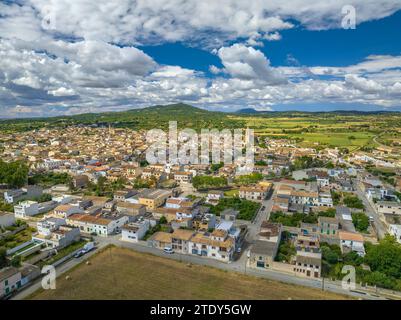 Vue aérienne de la ville de Petra et des champs et des environs ruraux un matin de printemps avec des nuages (Majorque, Îles Baléares, Espagne) Banque D'Images