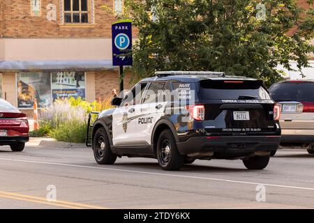 Topeka, Kansas, États-Unis - 17 juin 2023 : la lumière de l'après-midi brille sur une voiture d'escouade de croiseurs du département de police de Topeka. Banque D'Images