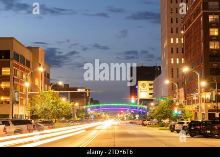 Topeka, Kansas, États-Unis - 17 juin 2023 : le soir, la circulation descend Kansas Ave au cœur du centre-ville historique de Topeka. Banque D'Images