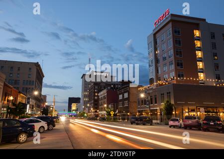 Topeka, Kansas, États-Unis - 17 juin 2023 : le soir, la circulation descend Kansas Ave au cœur du centre-ville historique de Topeka. Banque D'Images