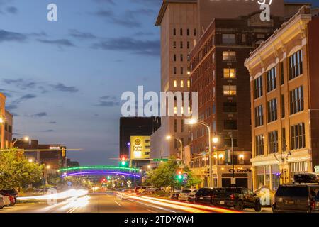 Topeka, Kansas, États-Unis - 17 juin 2023 : le soir, la circulation descend Kansas Ave au cœur du centre-ville historique de Topeka. Banque D'Images