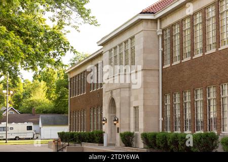 Topeka, Kansas, États-Unis - 17 juin 2023 : le soleil de l'après-midi brille sur l'école au centre de la décision juridique Brown v Board of Education qui a mis fin à educ Banque D'Images