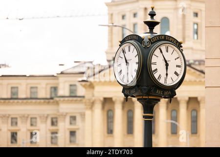 Topeka, Kansas, États-Unis - 17 juin 2023 : la lumière de l'après-midi brille sur une tour de l'horloge historique dans le centre-ville de Topeka. Banque D'Images