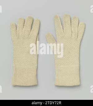 Gant de laine blanche, anonyme, c. 1900 - c. 1920 gauche (skate) gants de laine blanche tricotés, soi-disant «Ringwood'. Double planche à poignet fermée. Modèle de grain d'orge. Amsterdam (peut-être) entier : laine tricotant à gauche (skate) gants de laine blanche tricotés, appelés «Ringwood'. Double planche à poignet fermée. Modèle de grain d'orge. Amsterdam (éventuellement) entier : tricot de laine Banque D'Images