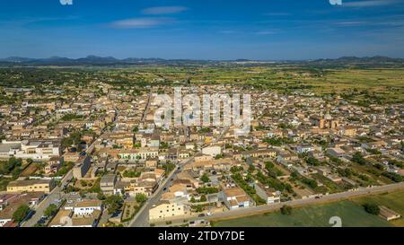 Vue aérienne de la ville de Vilafranca de Bonany et des champs et environs ruraux un après-midi de printemps (Majorque, Îles Baléares, Espagne) Banque D'Images