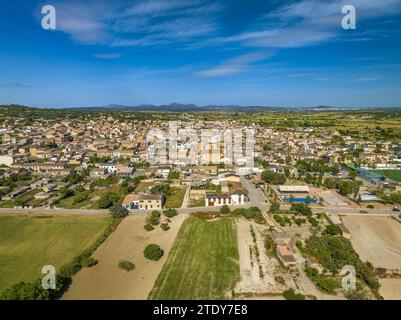 Vue aérienne de la ville de Vilafranca de Bonany et des champs et environs ruraux un après-midi de printemps (Majorque, Îles Baléares, Espagne) Banque D'Images