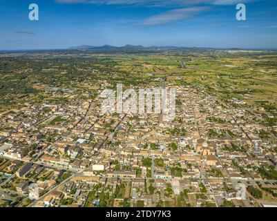 Vue aérienne de la ville de Vilafranca de Bonany et des champs et environs ruraux un après-midi de printemps (Majorque, Îles Baléares, Espagne) Banque D'Images