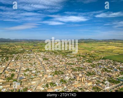 Vue aérienne de la ville de Vilafranca de Bonany et des champs et environs ruraux un après-midi de printemps (Majorque, Îles Baléares, Espagne) Banque D'Images