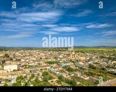 Vue aérienne de la ville de Vilafranca de Bonany et des champs et environs ruraux un après-midi de printemps (Majorque, Îles Baléares, Espagne) Banque D'Images