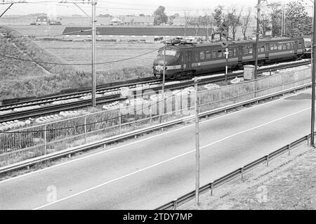 Train avec et bus Haarlem - Amsterdam, Noord Zuid Hollandse Vervoersmaatschappij N.V., NZ, 11-06-1964, Whizgle nouvelles du passé, adapté pour l'avenir. Explorez les récits historiques, l'image de l'agence néerlandaise avec une perspective moderne, comblant le fossé entre les événements d'hier et les perspectives de demain. Un voyage intemporel façonnant les histoires qui façonnent notre avenir. Banque D'Images