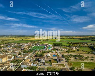 Vue aérienne de la ville de Vilafranca de Bonany et des champs et environs ruraux un après-midi de printemps (Majorque, Îles Baléares, Espagne) Banque D'Images