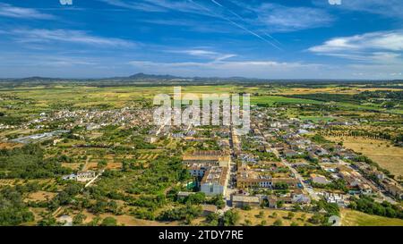 Vue aérienne de la ville de Vilafranca de Bonany et des champs et environs ruraux un après-midi de printemps (Majorque, Îles Baléares, Espagne) Banque D'Images