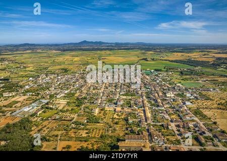 Vue aérienne de la ville de Vilafranca de Bonany et des champs et environs ruraux un après-midi de printemps (Majorque, Îles Baléares, Espagne) Banque D'Images