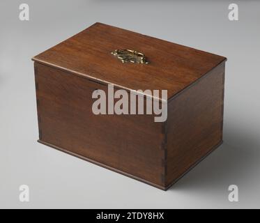 Kist, anonyme, 1800 - 1900 poitrine avec poignée dorée, couvercle et serrure (clé manquante). Intérieur recouvert de tissu de laitue léger avec, entre autres, des motifs de feuilles. À l'exception d'un certain nombre de gravures, le Procious Content of the Kist a été perdu (voir le livre d'inventaire KOG). chêne (bois). Coffre en fer (métal) avec poignée dorée, couvercle et serrure (clé manquante). Intérieur recouvert de tissu de laitue léger avec, entre autres, des motifs de feuilles. À l'exception d'un certain nombre de gravures, le Procious Content of the Kist a été perdu (voir le livre d'inventaire KOG). chêne (bois). fer (métal) Banque D'Images