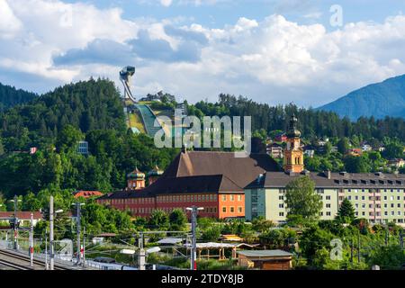 Innsbruck : montagne Berg Isel avec saut à ski, Abbaye de Wilten dans la région Innsbruck, Tyrol, Tyrol, Autriche Banque D'Images