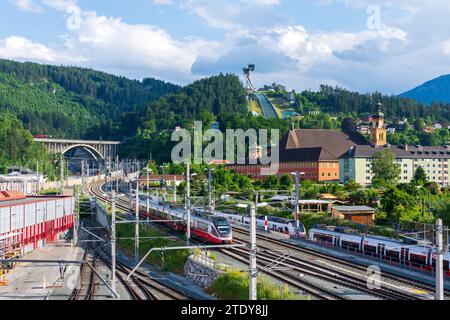 Innsbruck : départ du chemin de fer du Brenner à Innsbruck Hauptbahnhof, montagne Berg Isel avec saut à ski, Abbaye de Wilten dans la région Innsbruck, Tyrol, Tyrol, Austr Banque D'Images