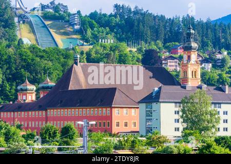 Innsbruck : montagne Berg Isel avec saut à ski, Abbaye de Wilten dans la région Innsbruck, Tyrol, Tyrol, Autriche Banque D'Images