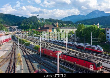 Innsbruck : départ du chemin de fer du Brenner à Innsbruck Hauptbahnhof, montagne Berg Isel avec saut à ski, Abbaye de Wilten dans la région Innsbruck, Tyrol, Tyrol, Austr Banque D'Images